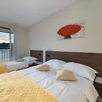 Ema-comfort Two Bedroom With Sea View Fancy Apartman